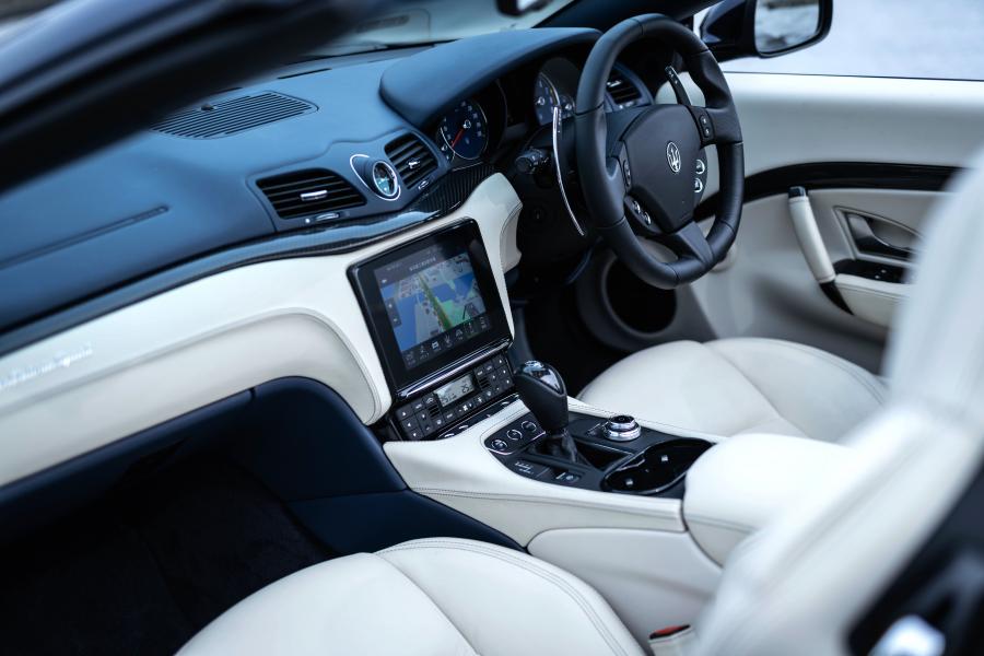 Интерьер Maserati GranCabrio Sport 2017 года  (JP) (фото 5 из 21)